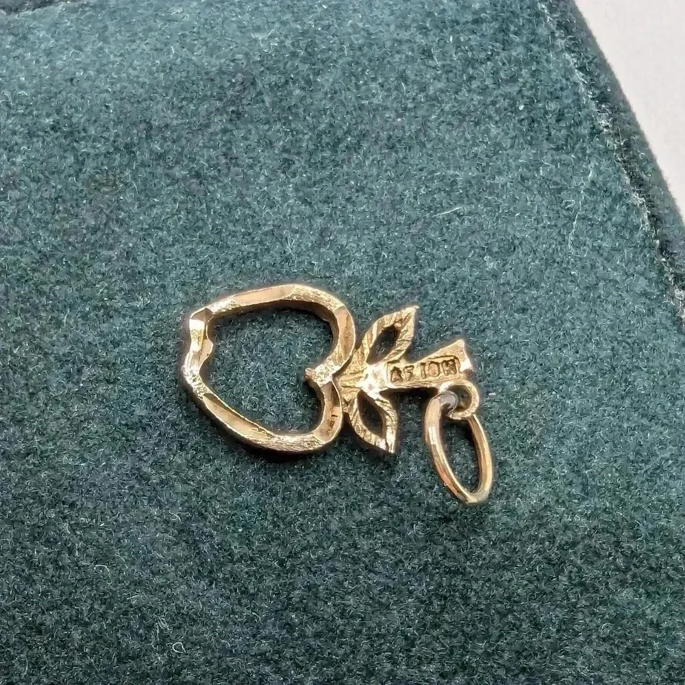 10k yellow gold apple  pendant - Picture 3 of 4